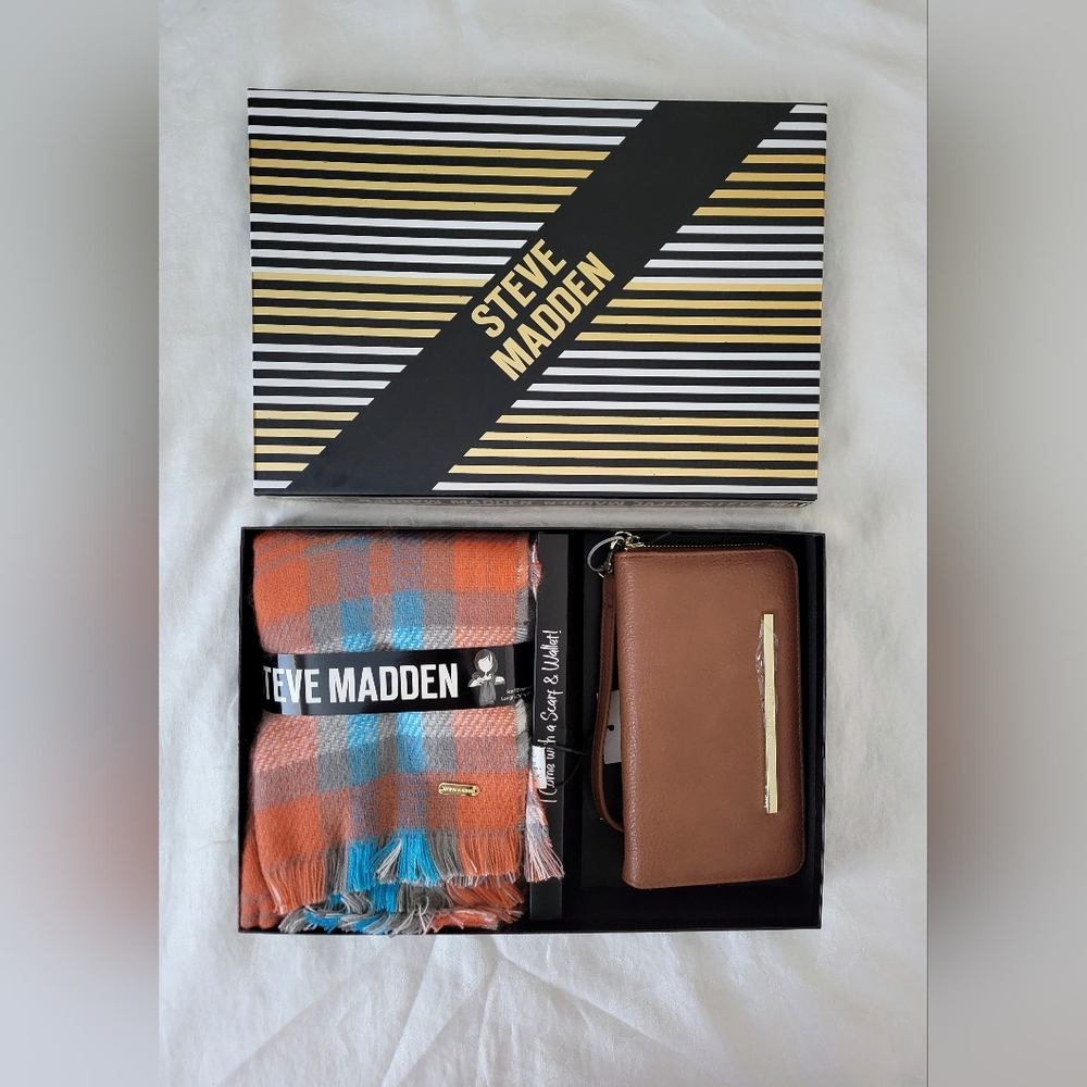 Steve Madden - Scarf and Wallet Gift Set